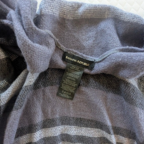 Banana Republic Poncho Women OS Grey Black Plaid Cashmere Wool Blend Fringe Wrap - Picture 6 of 7